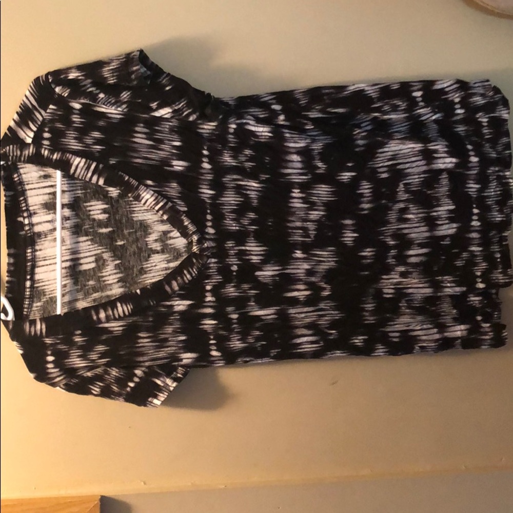 Black and white short sleeve top